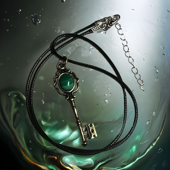 ✨Cute Malachite Key Necklace✨ - Picture 3 of 3